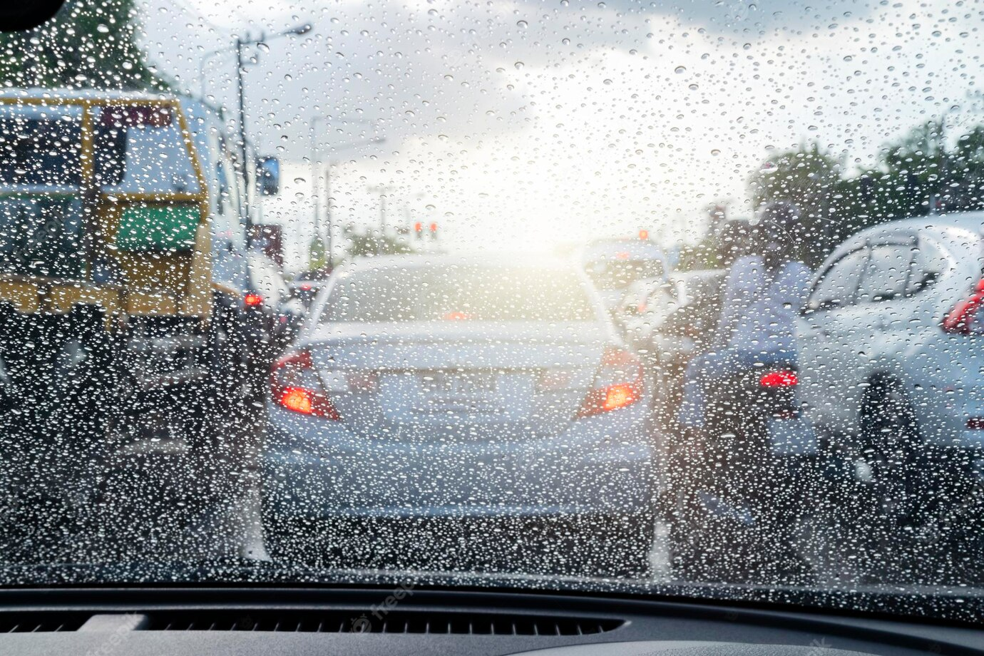 ฝนตกถนนลื่นควรชับรถอย่างระวัง